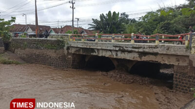 sungai-alasmalang-banyuwangi-meluap,-air-cokelat-pekat-penuh-pasir-dan-batang-kayu-–-times-banyuwangi