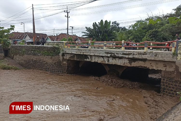 sungai-alasmalang-banyuwangi-meluap,-air-cokelat-pekat-penuh-pasir-dan-batang-kayu-–-times-banyuwangi