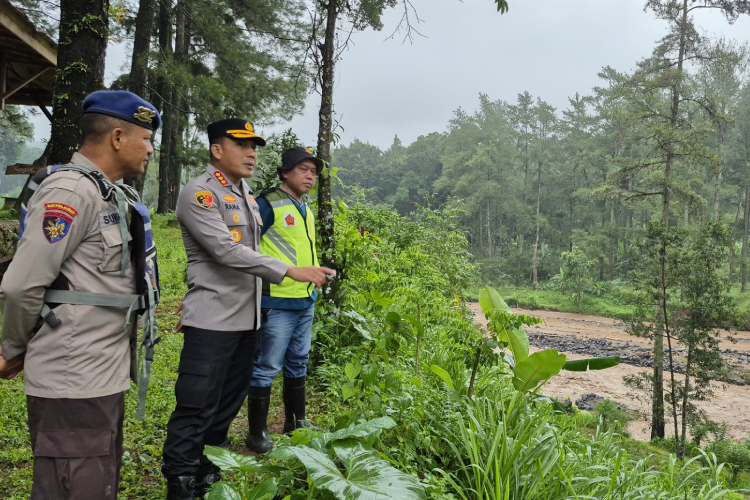 kapolresta-banyuwangi-turun-tangan-pimpin pencarian-remaja-hanyut-di-sungai-badeng-–-times-banyuwangi