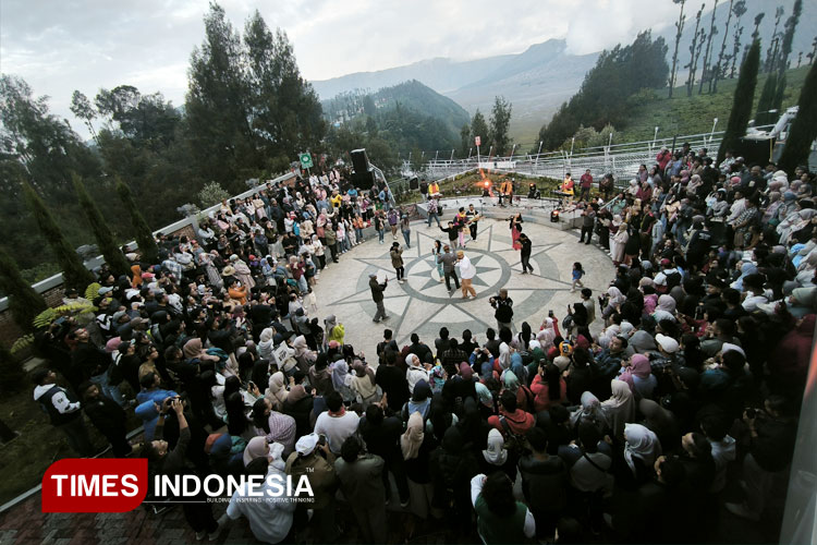 bromo-sunset-music-and-culture-3-pukau-wisatawan-lokal-dan-mancanegara-–-times-banyuwangi