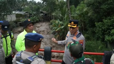 kapolresta-banyuwangi-tinjau-langsung-lokasi-pencarian-pelajar-hanyut-di-sungai-badeng-songgon