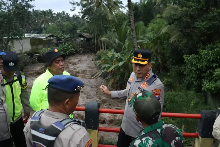 kapolresta-banyuwangi-tinjau-langsung-lokasi-pencarian-pelajar-hanyut-di-sungai-badeng-songgon