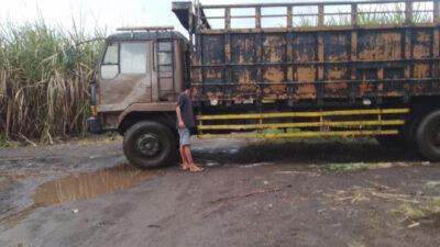 sopir-armada-truk-blokade-jalan-perkebunan,-musim-giling-pabrik-gula-glenmore-terancam-mandeg-–-times-banyuwangi