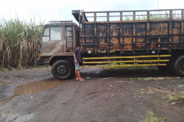 sopir-armada-truk-blokade-jalan-perkebunan,-musim-giling-pabrik-gula-glenmore-terancam-mandeg-–-times-banyuwangi