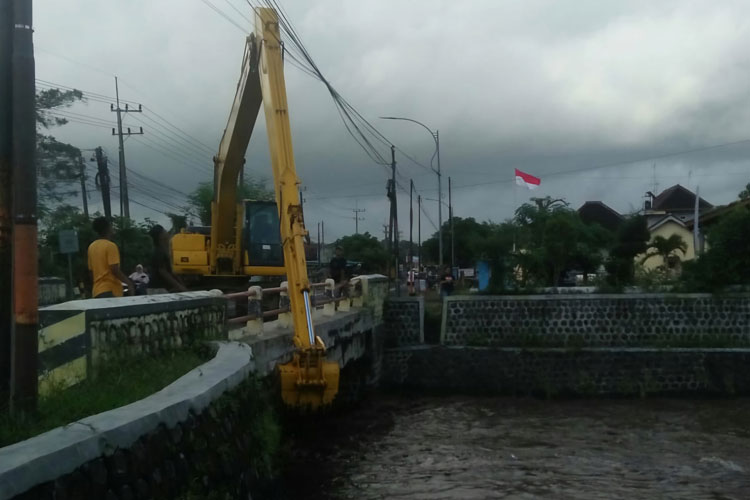 bmkg-sebut-hujan-deras-dan-minim-resapan-sebabkan-sungai-di-alasmalang-banyuwangi-meluap-–-times-banyuwangi