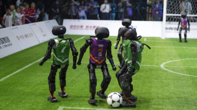 bukan-timnas-sepak-bola,-tapi-robot-humanoid-yang-bikin-heboh-penonton-di-beijing-–-times-banyuwangi