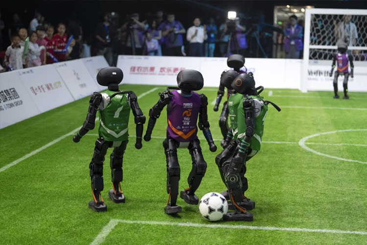 bukan-timnas-sepak-bola,-tapi-robot-humanoid-yang-bikin-heboh-penonton-di-beijing-–-times-banyuwangi