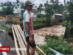 Fondasi Tergerus Sungai Badeng, Jembatan Penghubung Dua Desa di Banyuwangi Ambrol – TIMES Banyuwangi