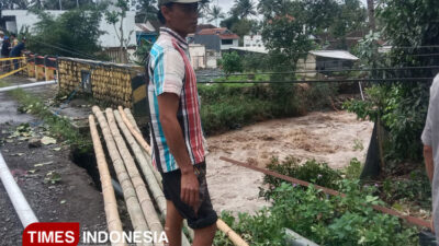 fondasi-tergerus-sungai-badeng,-jembatan-penghubung-dua-desa-di-banyuwangi-ambrol-–-times-banyuwangi