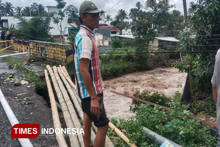 fondasi-tergerus-sungai-badeng,-jembatan-penghubung-dua-desa-di-banyuwangi-ambrol-–-times-banyuwangi
