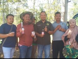 Dukung Ekonomi Warga, Camat Wongsorejo Panen Madu Bareng Peternak Lebah Alasbuluh