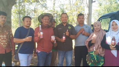 dukung-ekonomi-warga,-camat-wongsorejo-panen-madu-bareng-peternak-lebah-alasbuluh