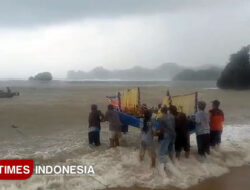 Tradisi Larung Saji di Pantai Kondang Merak, Simbol Syukur dan Kesatuan Warga Pesisir Malang – TIMES Banyuwangi