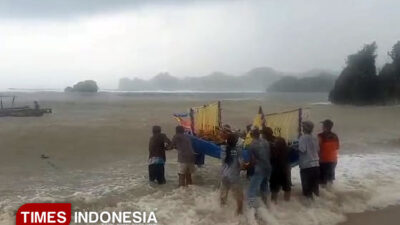 tradisi-larung-saji-di-pantai-kondang-merak,-simbol-syukur-dan-kesatuan-warga-pesisir-malang-–-times-banyuwangi