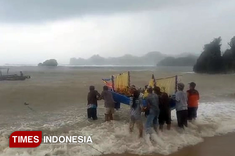 tradisi-larung-saji-di-pantai-kondang-merak,-simbol-syukur-dan-kesatuan-warga-pesisir-malang-–-times-banyuwangi