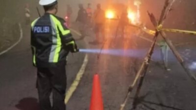 awas!-jalur-gumitir-longsor-sedalam-10-meter,-arus-lalin-buka-tutup,-berpotensi-macet-panjang