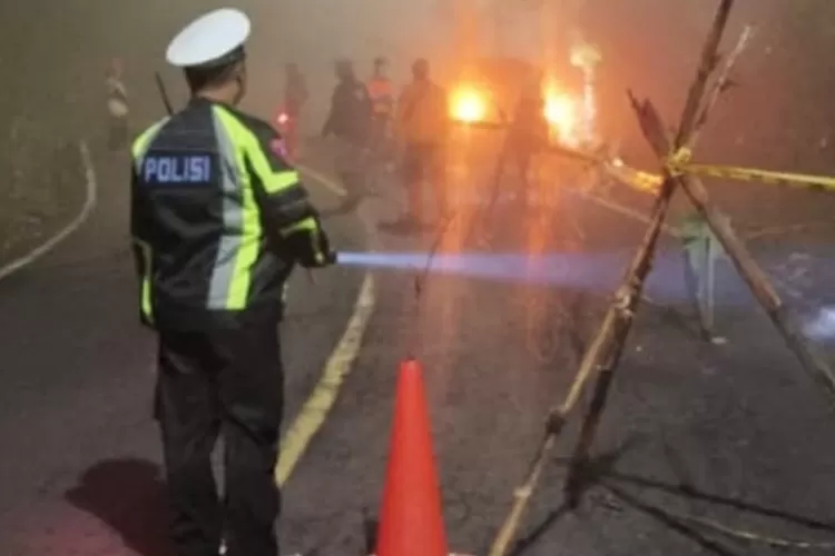awas!-jalur-gumitir-longsor-sedalam-10-meter,-arus-lalin-buka-tutup,-berpotensi-macet-panjang