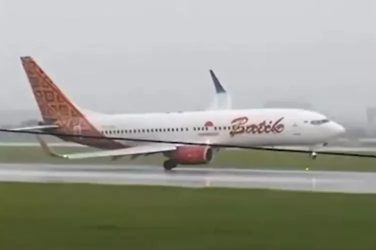 ngeri!-batik-air-mendarat-miring-di-soetta,-cuaca-buruk-diduga-jadi-penyebab