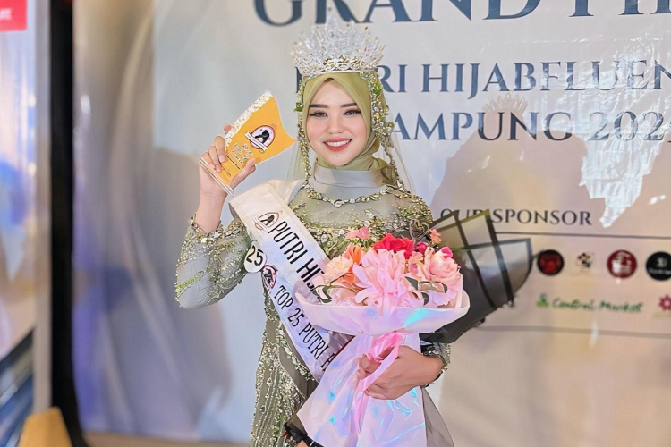 kisah-mahasiswi-informatika-raih-mahkota-putri-hijabfluencer-lampung-2025-–-times-banyuwangi