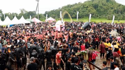 aksi-warga-kesurupan-seperti-kerbau-bikin-takjub-wisatawan-asing