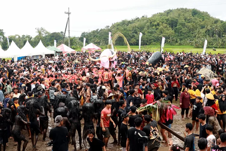 aksi-warga-kesurupan-seperti-kerbau-bikin-takjub-wisatawan-asing