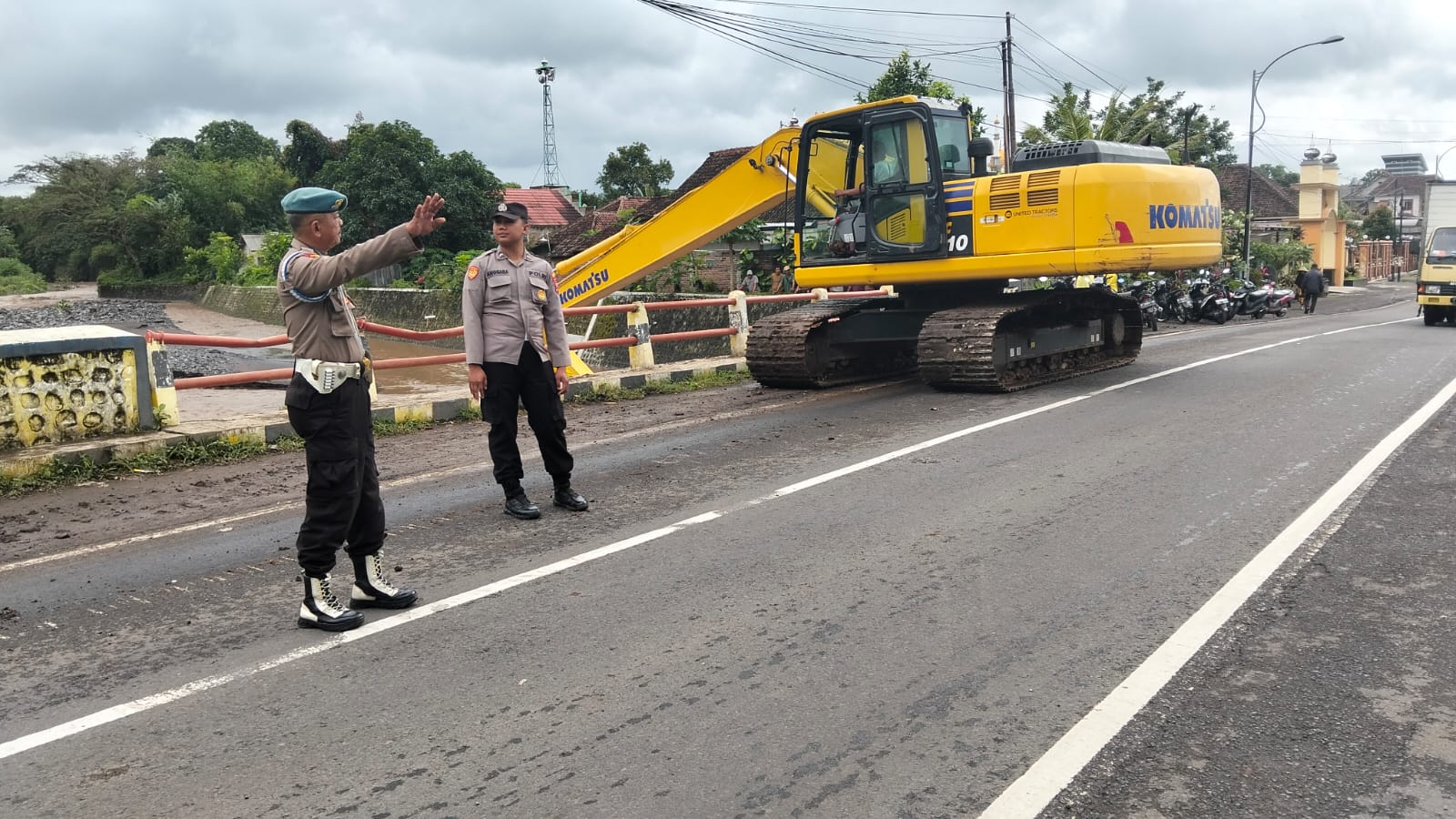 antisipasi-banjir-dinas-pengairan-dan-polisi-siagakan-alat-berat-di-jembatan-alas-malang