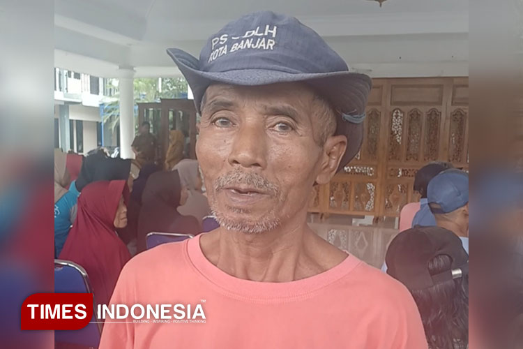 kisah-getir-petugas-kebersihan-kota-banjar-yang-putus-tugas-usai-46-tahun-mengabdi-–-times-banyuwangi