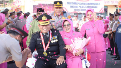 kapolresta-banyuwangi-antar-purnawirawan-polisi-naik-becak-di-wisuda-purnabakti-–-times-banyuwangi