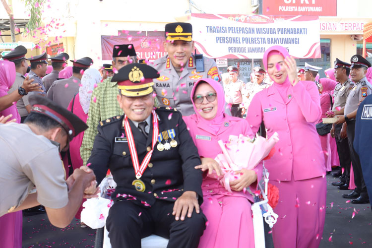 kapolresta-banyuwangi-antar-purnawirawan-polisi-naik-becak-di-wisuda-purnabakti-–-times-banyuwangi
