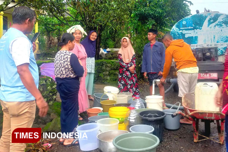 luapan-sungai-badeng-putus-akses-air-di-songgon,-bpbd-banyuwangi-dropping-air-bersih-–-times-banyuwangi