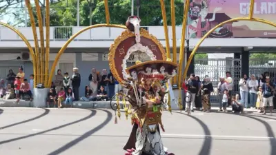 peserta-bec-presentasikan-kostum-yang-akan-dikenakan-di-hadapan-juri-dan-budayawan