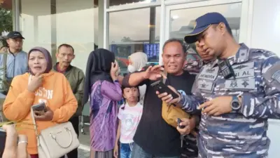 tangis-bahagia-keluarga-korban-selamat-tenggelamnya-kmp-tunu-pratama-jaya
