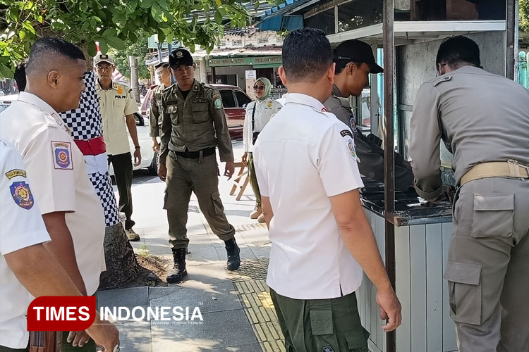 perbaiki-wajah-kota,-satpol-pp-ponorogo-tertibkan-lapak-pkl-yang-membandel-–-times-banyuwangi