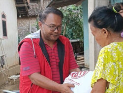 Safari Sosial Tutup Bulan Bung Karno, Sonny Salurkan Bantuan ke Warga yang Membutuhkan – TIMES Banyuwangi
