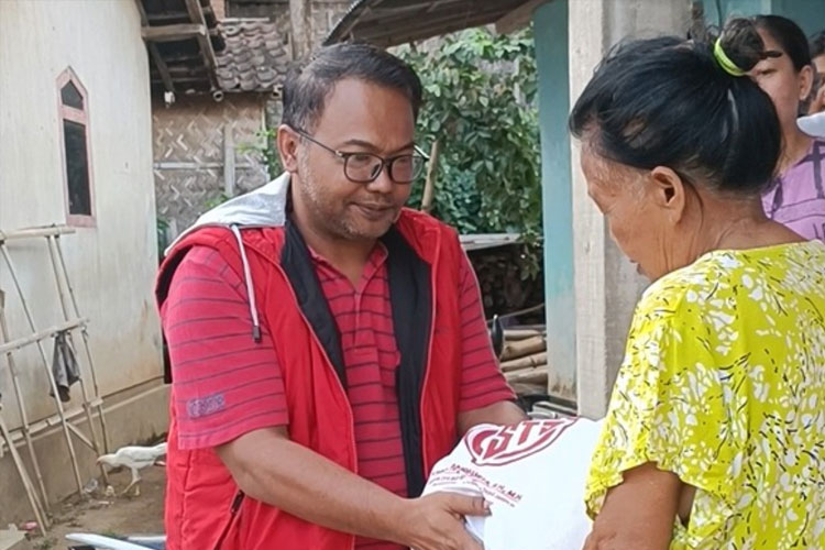 safari-sosial-tutup-bulan-bung-karno,-sonny-salurkan-bantuan-ke-warga-yang-membutuhkan-–-times-banyuwangi