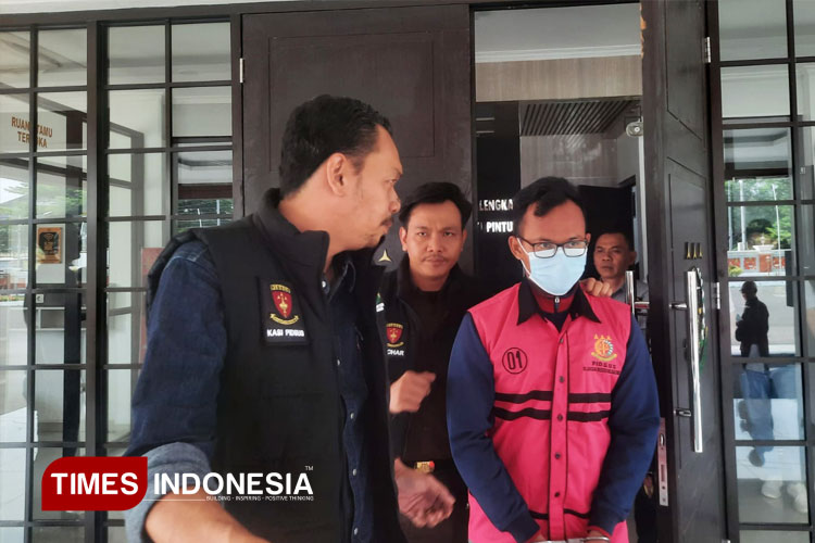 korupsi-dana-desa-untuk-judol,-sekdes-cipaku-resmi-ditahan-kejari-majalengka-–-times-banyuwangi