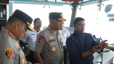 kapolda-jatim-tinjau-langsung-operasi-pencarian-korban-km-tunu-pratama-jaya-di-selat-bali