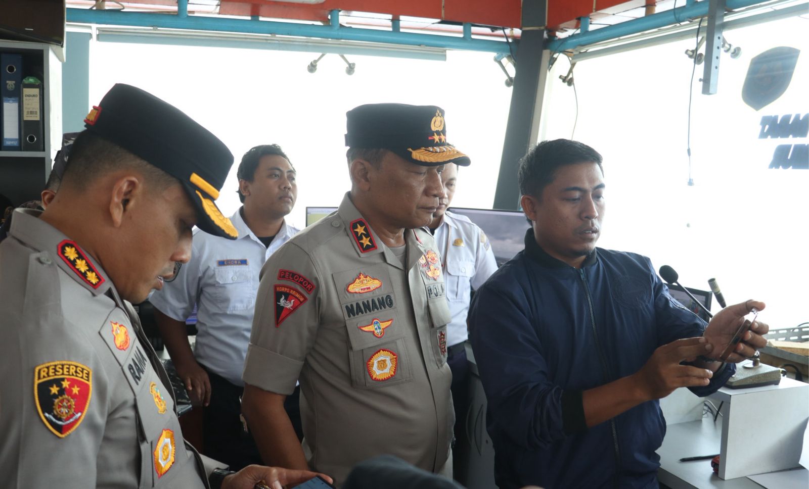 kapolda-jatim-tinjau-langsung-operasi-pencarian-korban-km-tunu-pratama-jaya-di-selat-bali