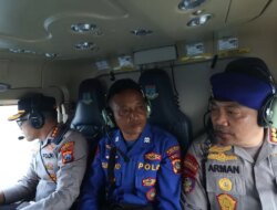 Pantau Pencarian Korban Kapal Tenggelam dari Udara, Kapolresta Banyuwangi, Dirpolairud Polda Jatim, dan Kapolres Jembrana Terbang di Atas Selat Bali