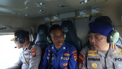 pantau-pencarian-korban-kapal-tenggelam-dari-udara,-kapolresta-banyuwangi,-dirpolairud-polda-jatim,-dan-kapolres-jembrana-terbang-di-atas-selat-bali