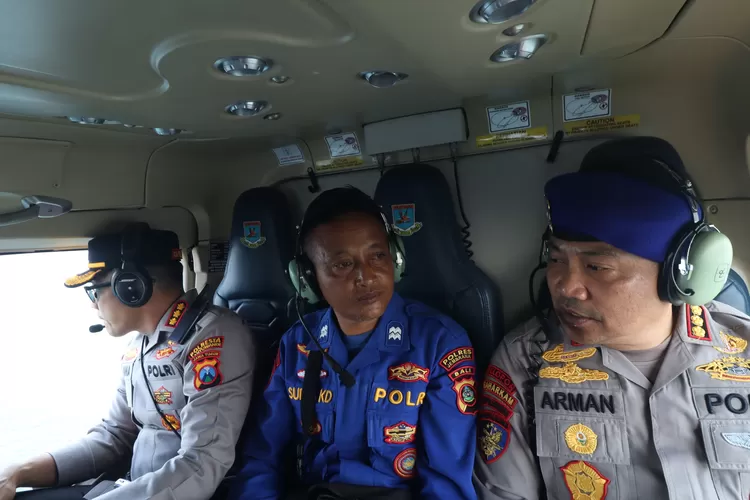 pantau-pencarian-korban-kapal-tenggelam-dari-udara,-kapolresta-banyuwangi,-dirpolairud-polda-jatim,-dan-kapolres-jembrana-terbang-di-atas-selat-bali