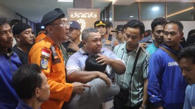 tangis-haru-iringi-kepulangan-21-korban-selamat-kmp-tunu-pratama-jaya-di-ketapang