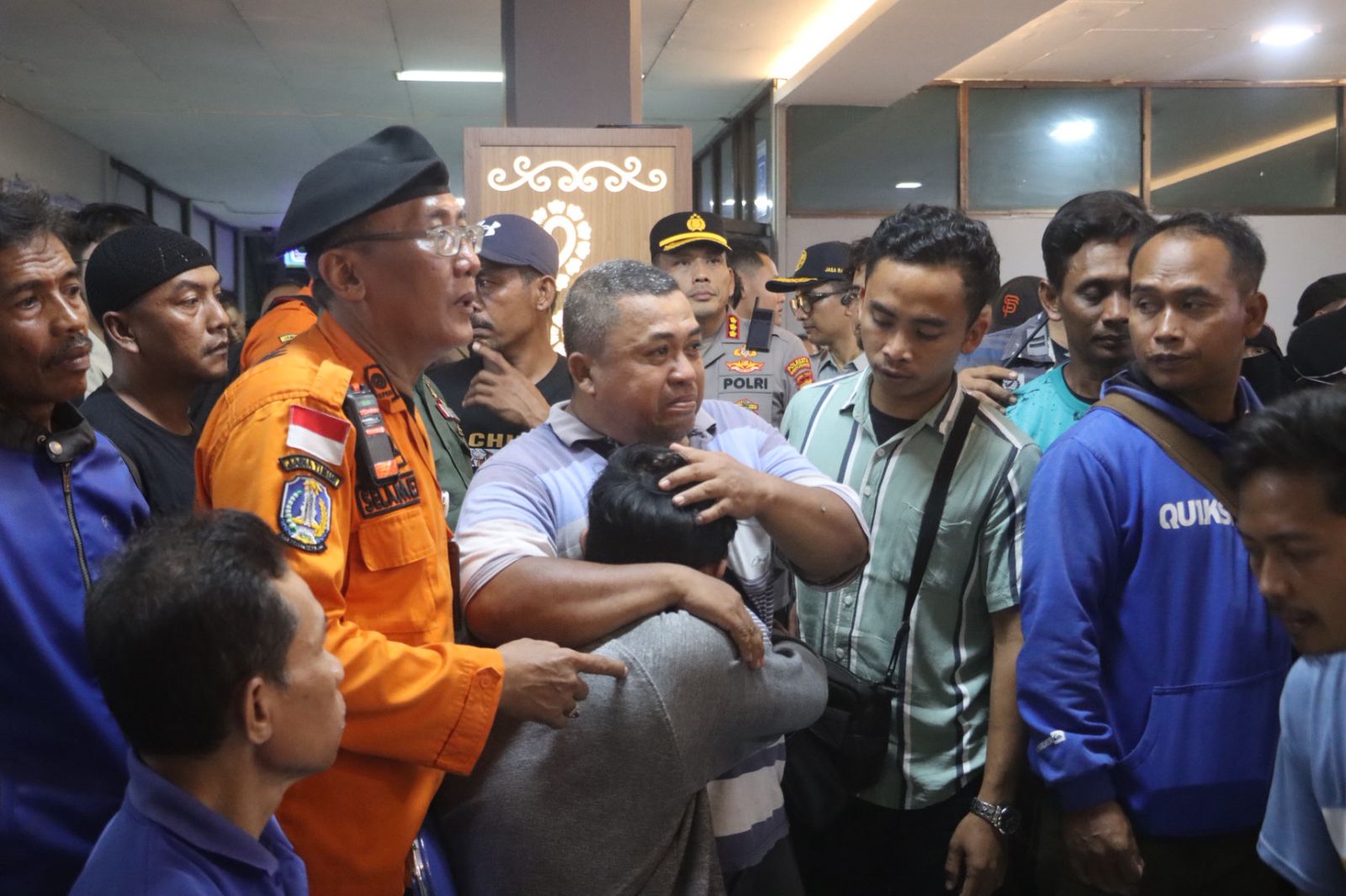 tangis-haru-iringi-kepulangan-21-korban-selamat-kmp-tunu-pratama-jaya-di-ketapang