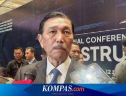 Luhut Tinjau Uji Coba Digitalisasi Bansos di Banyuwangi