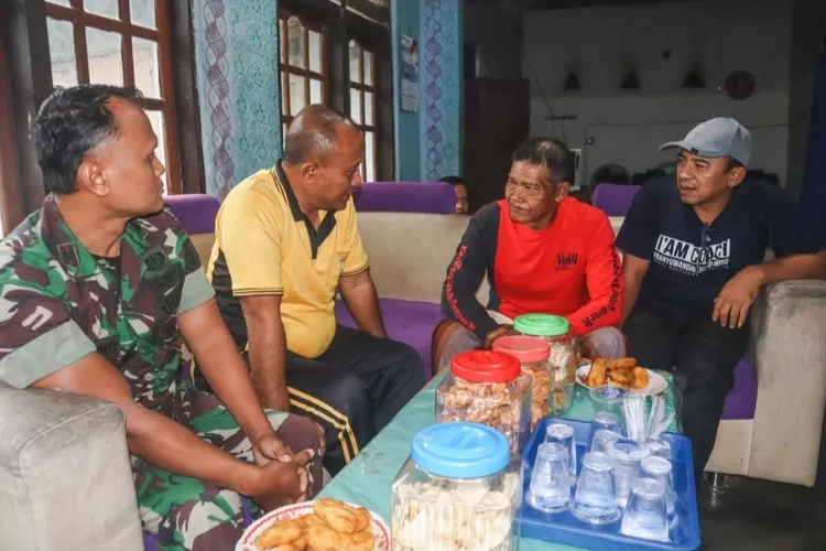 forpimka-tegalsari-sambangi-dua-korban-selamat-kapal-tenggelam-kmp-tunu-pratama-jaya