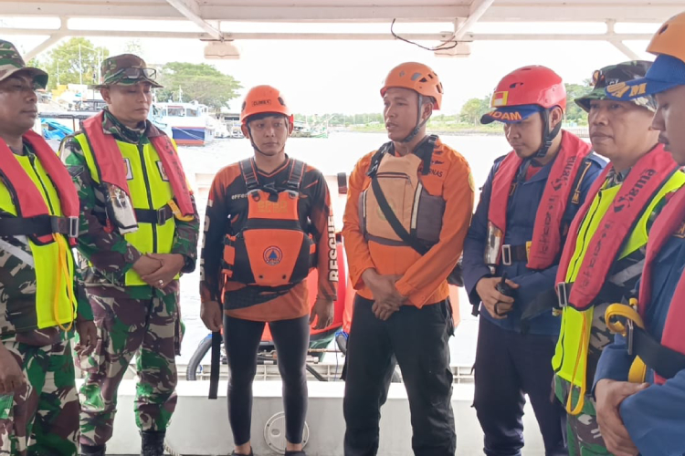 sempat-temukan-matras,-kodim-0825-banyuwangi-turut-susur-pencarian-korban-kmp-tunu-jaya-pratama-–-times-banyuwangi