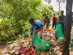 Sampah Menumpuk, Warga dan Aparat Singojuruh Turun Tangan Amankan Sungai Badeng
