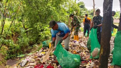 sampah-menumpuk,-warga-dan-aparat-singojuruh-turun-tangan-amankan-sungai-badeng