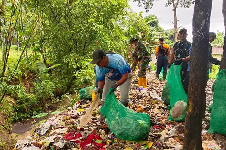 sampah-menumpuk,-warga-dan-aparat-singojuruh-turun-tangan-amankan-sungai-badeng