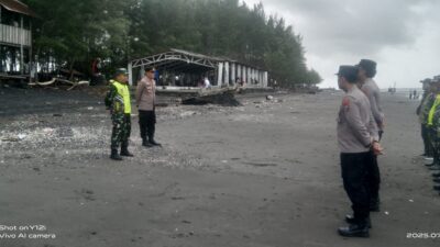 gabunga-polsek-muncar-dan-koramil-muncar-susuri-pantai-di-kawasan-muncar